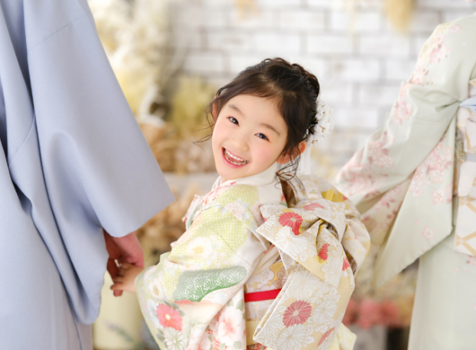 七五三の家族写真をおしゃれに撮るコツ｜服装やポーズを紹介