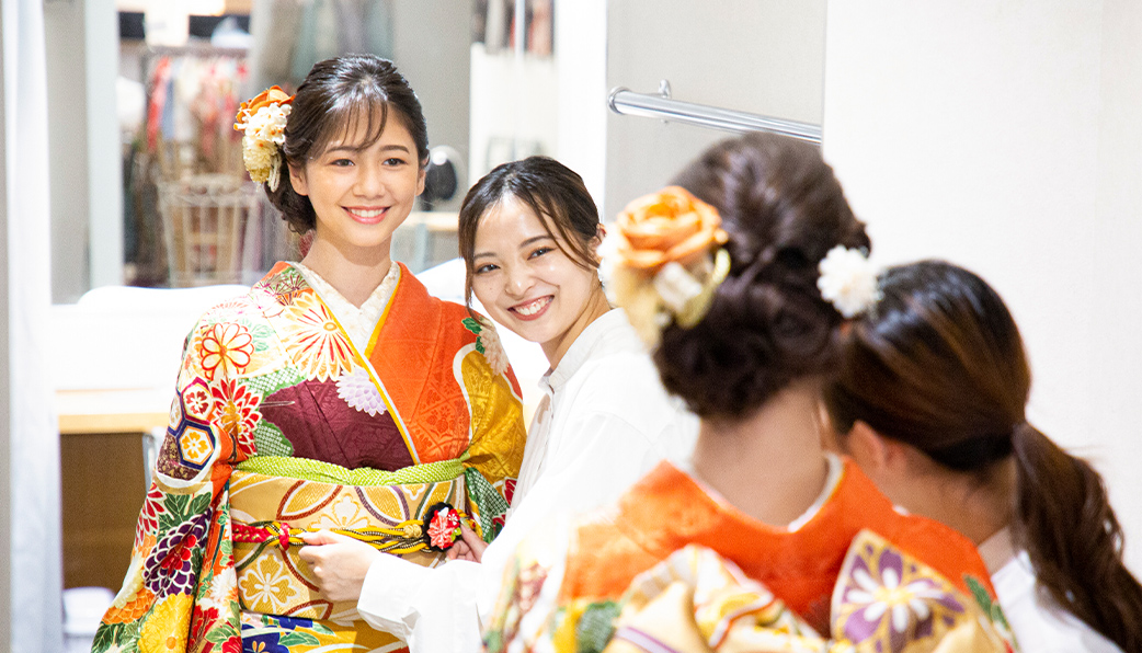 振袖を試着する女性