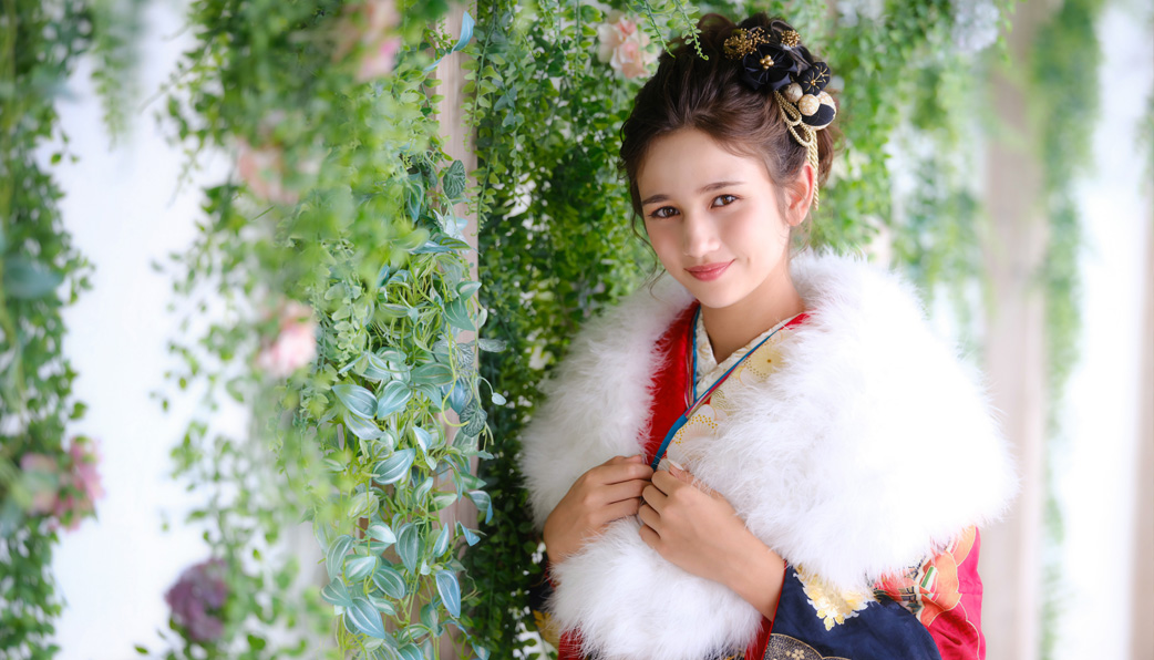 振袖姿にショールを巻いた女性