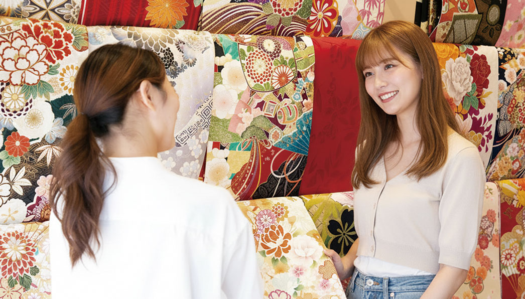 振袖を選ぶ女性