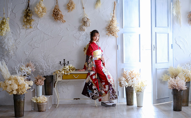 成人式の振袖についてスタッフと話す女性