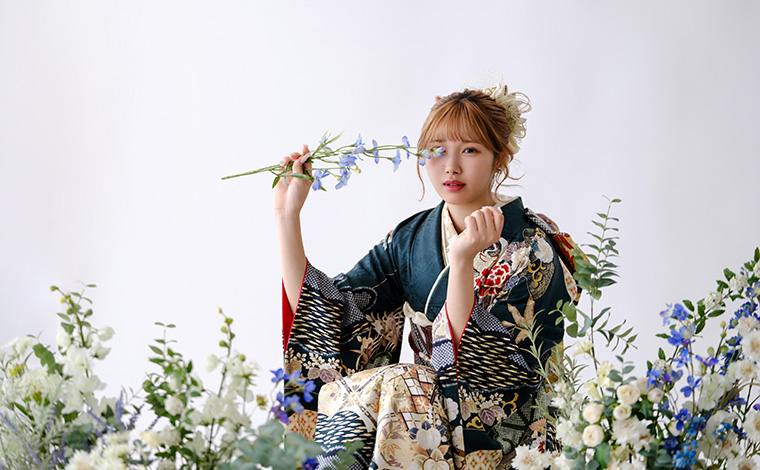 振袖を見ながら話す女性二人