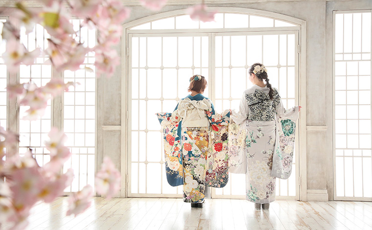 振袖を選びながら話す女性たち