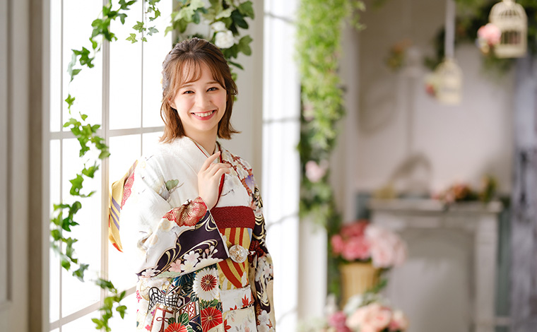 赤い振袖を着て微笑む女性