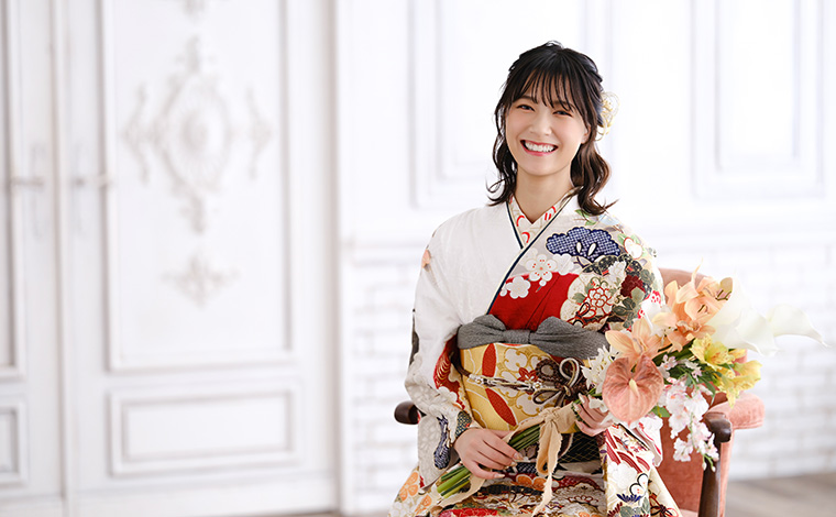 スタジオで成人式の振袖を着て撮影する女性