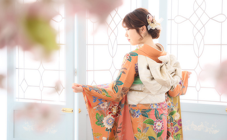 母親の振袖を着た女性