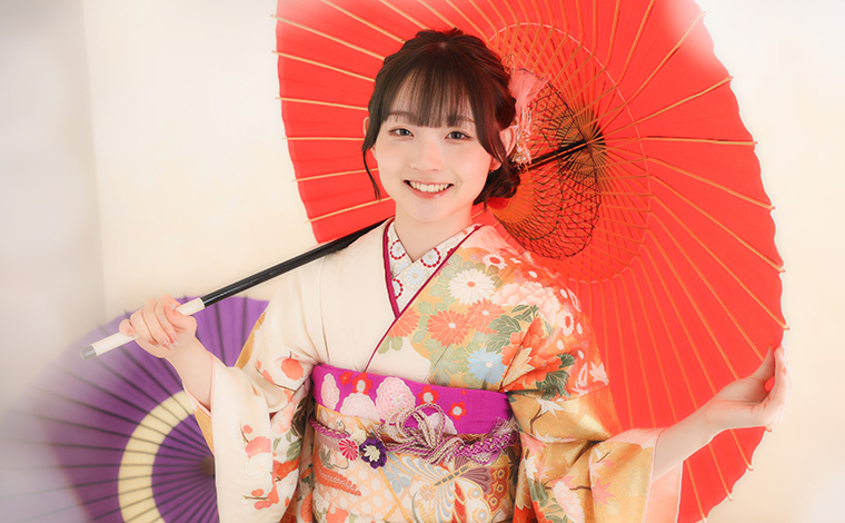 振袖を見ながら話す母親と娘