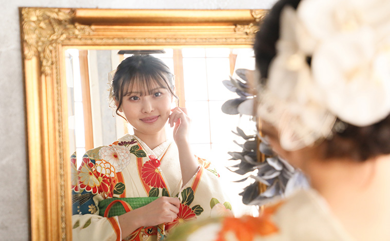 振袖を着た女性の後ろ姿