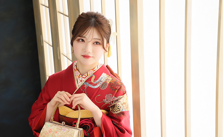 振袖の帯や小物を広げた様子