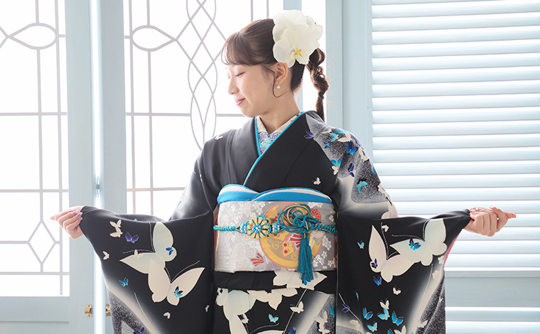 成人式の振袖を着た女性