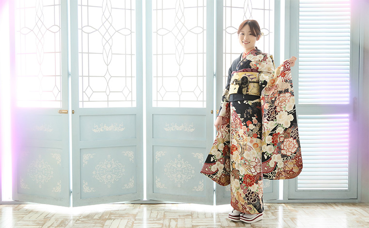 黒地に鶴の柄の入った振袖と帯のアップ