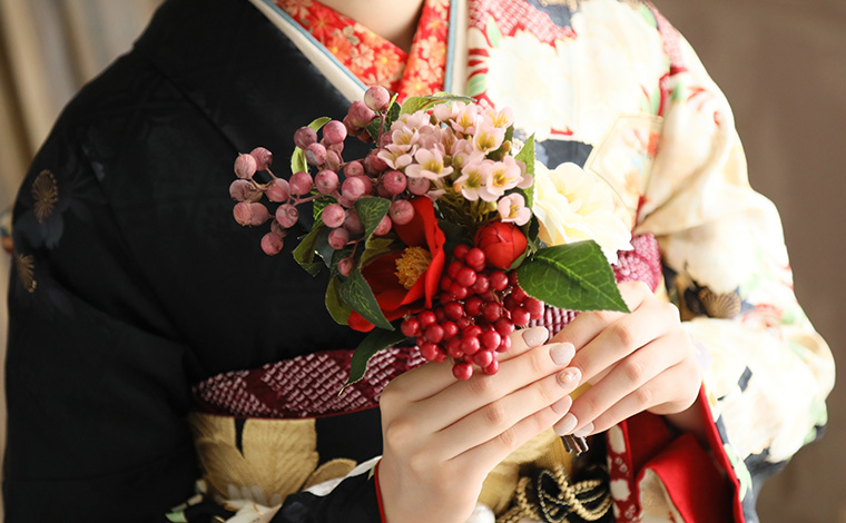 黒の振袖に合わせた赤系の帯揚げと帯締めのアップ