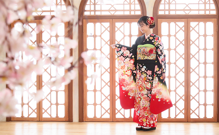 黒の振袖に合わせた帯と帯締め、帯揚げのクローズアップ