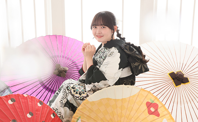 黒の振袖を着て正面を向いている女性