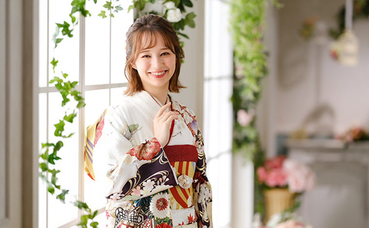 らかんスタジオのヘアメイクスタッフと相談する女性