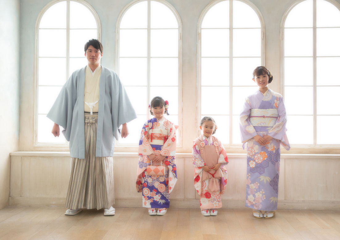 広い背景だから横並びのポーズで撮影できる