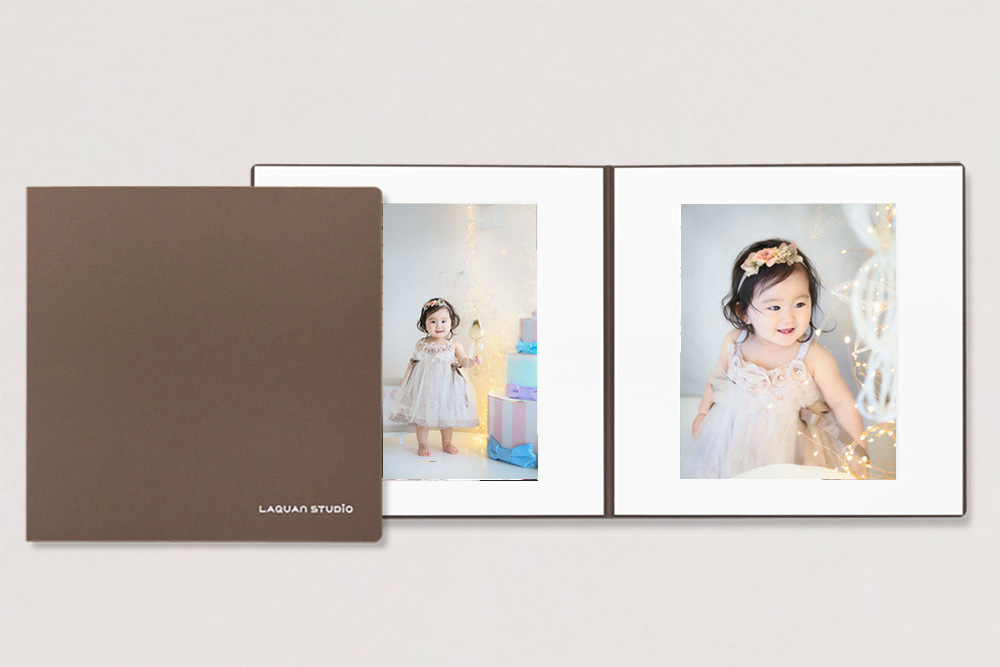 キャビネ写真2枚(台紙付)