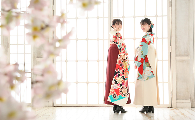 卒業式で集合写真を撮る学生たち