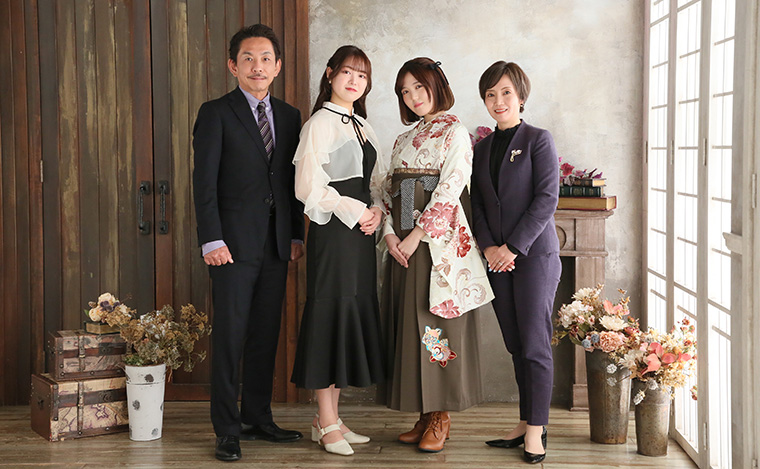 スタジオで撮影された袴姿の女性