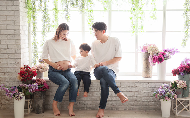 妊婦さんがお腹に手を添えているマタニティフォト