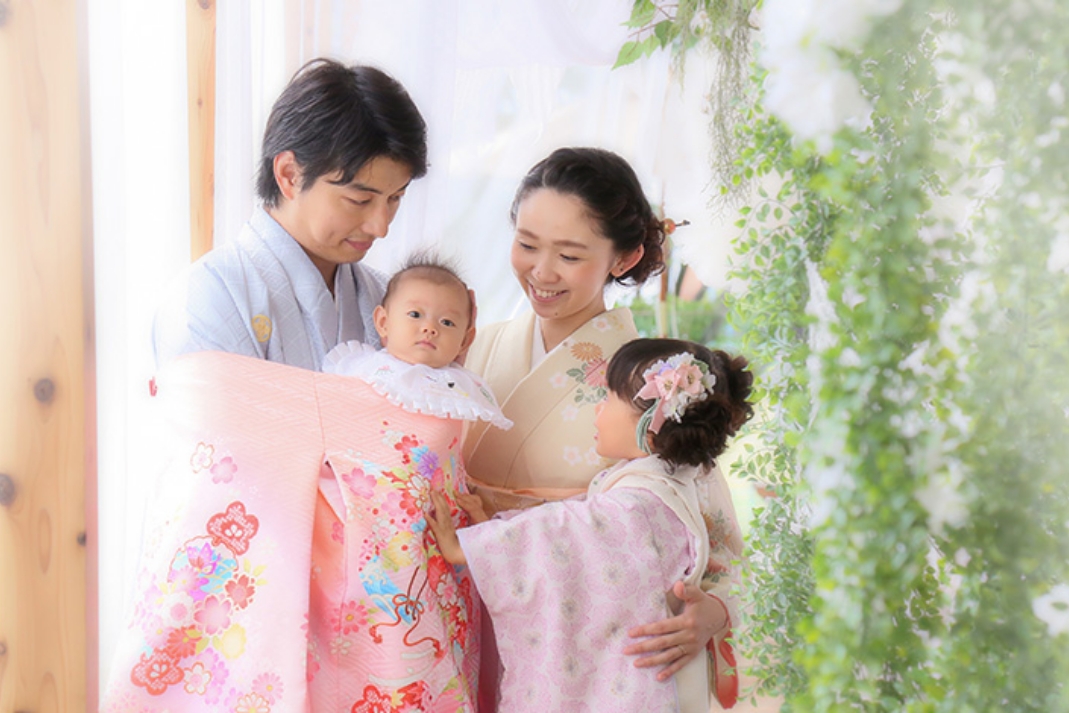 家族揃って撮影する様子