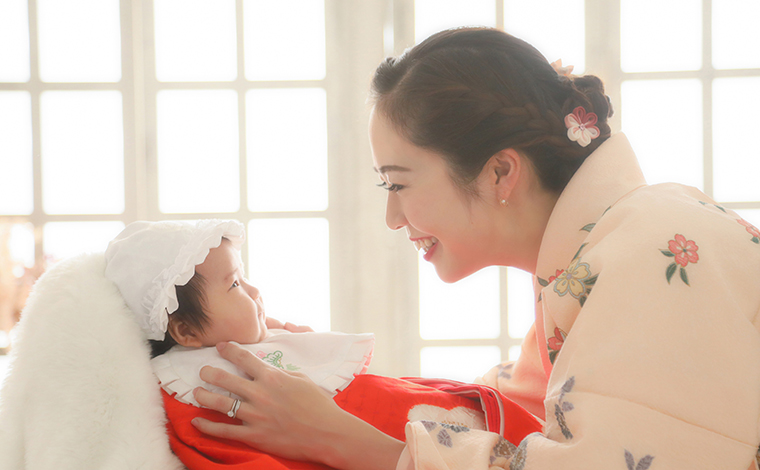 お宮参りの赤ちゃんとお母さん