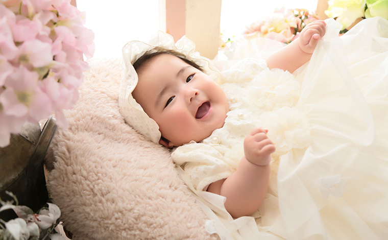お宮参りで神社に参拝する家族