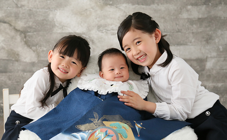 ベビードレスを着た赤ちゃん