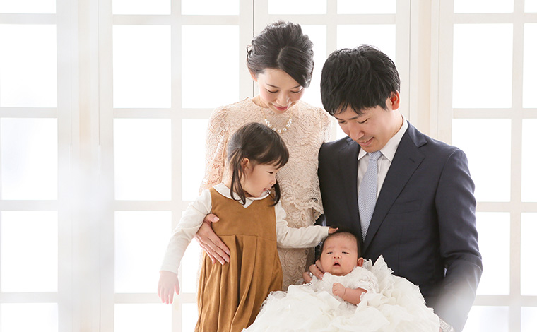 ノースリーブのワンピースを着た女性