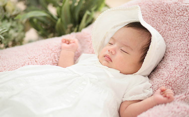 おくるみを着た赤ちゃん