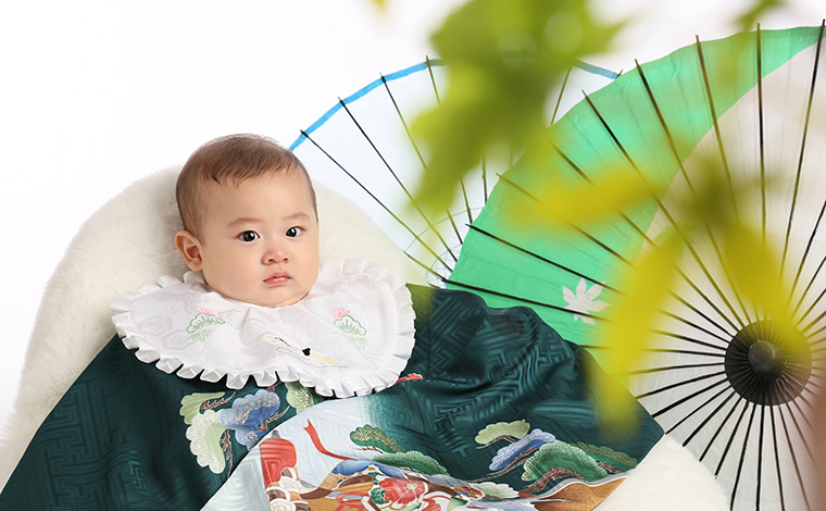 お宮参りの際にお宮参り用の着物を着た家族