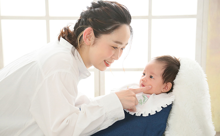 産着を着用した赤ちゃんと家族