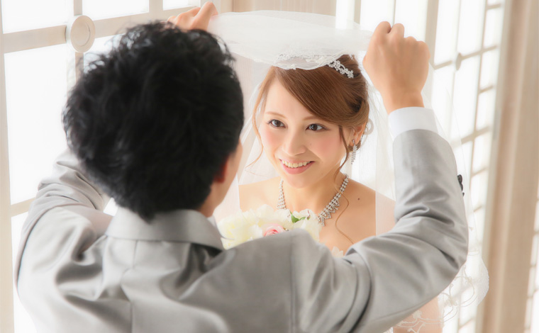 本当の結婚式をしているようなポーズ