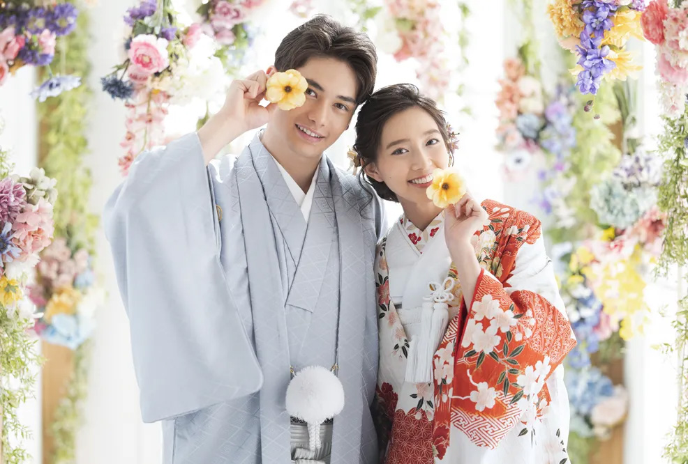 スタジオ内の新郎新婦の写真